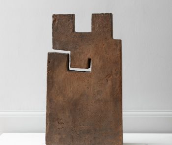 CHILLIDA: CONTESTACIÓN Y PREGUNTA